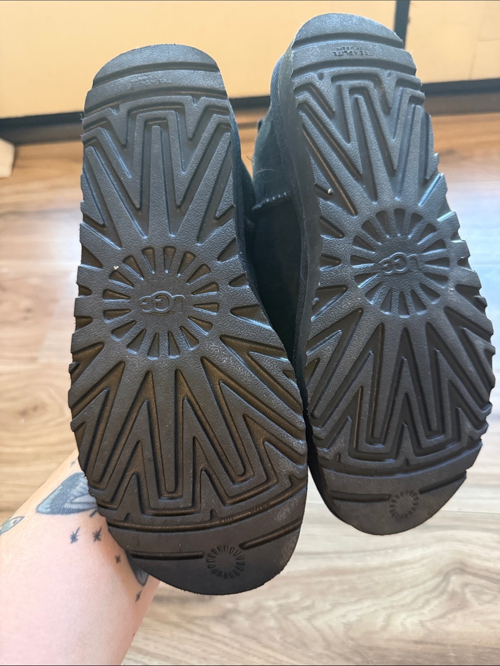 Women’s black mini Ugg - Picture 2 of 3